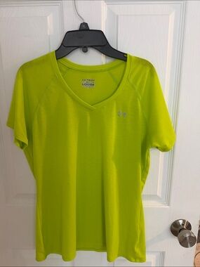 Under Armour Women's Neon Lime V-Neck Short Sleeve Tee size M like new